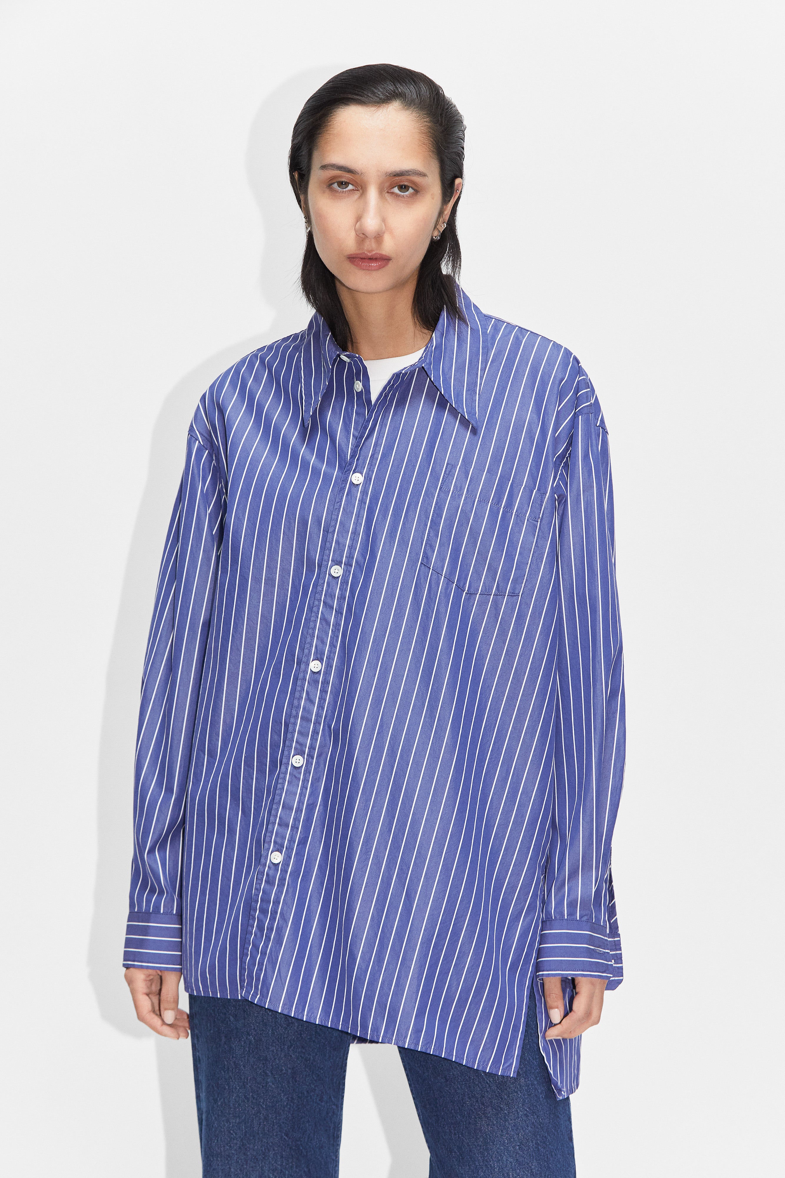 Oversized Asymmetrical HOPE Shirt in Stripe Dark STHLM – Blue