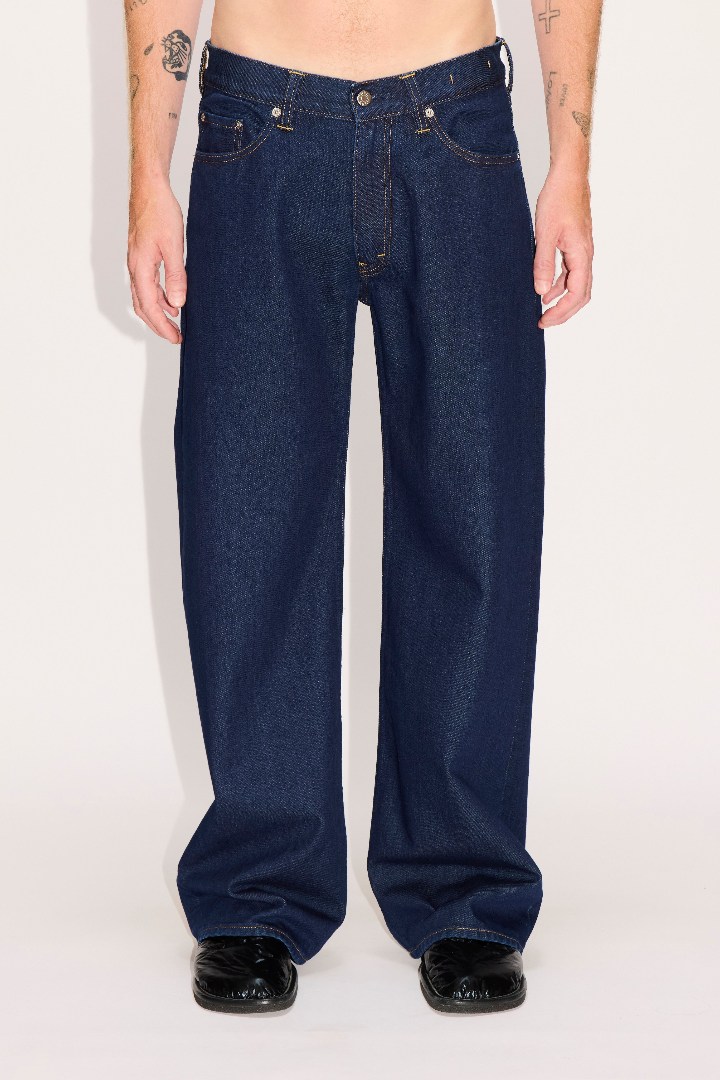 HOPE Stockholm Twisted Barrel Jeans デニム Twisted Barrel Jeans - Skew Jeans in Dark Indigo Wash – HOPE