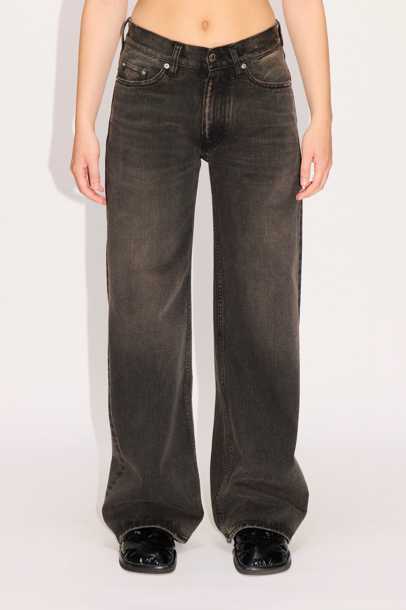 Low-Waist Wide-Leg Jeans