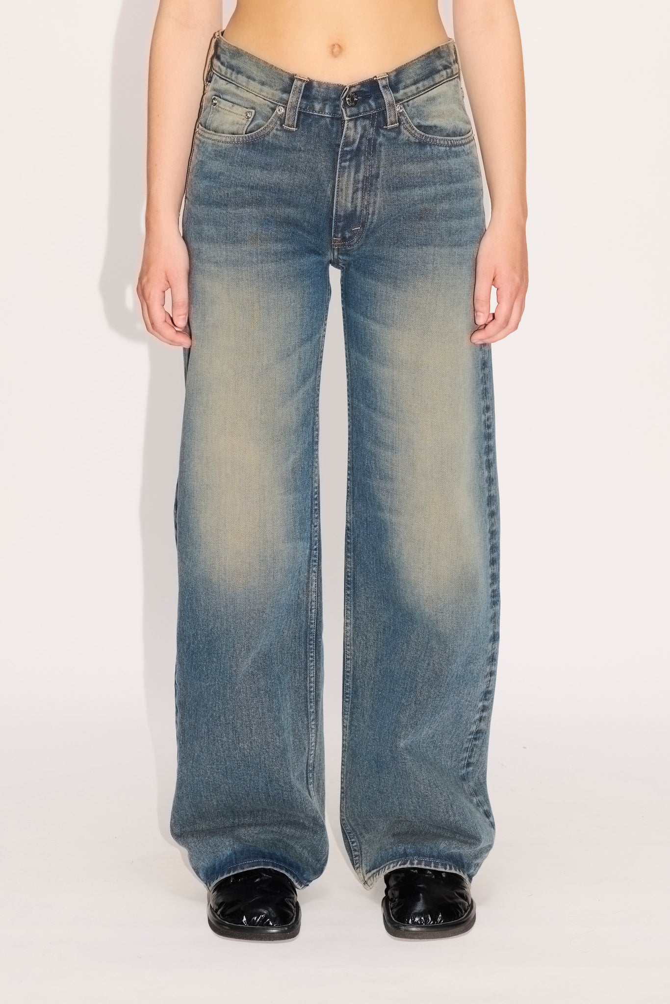 Low-Waist Wide-Leg Jeans