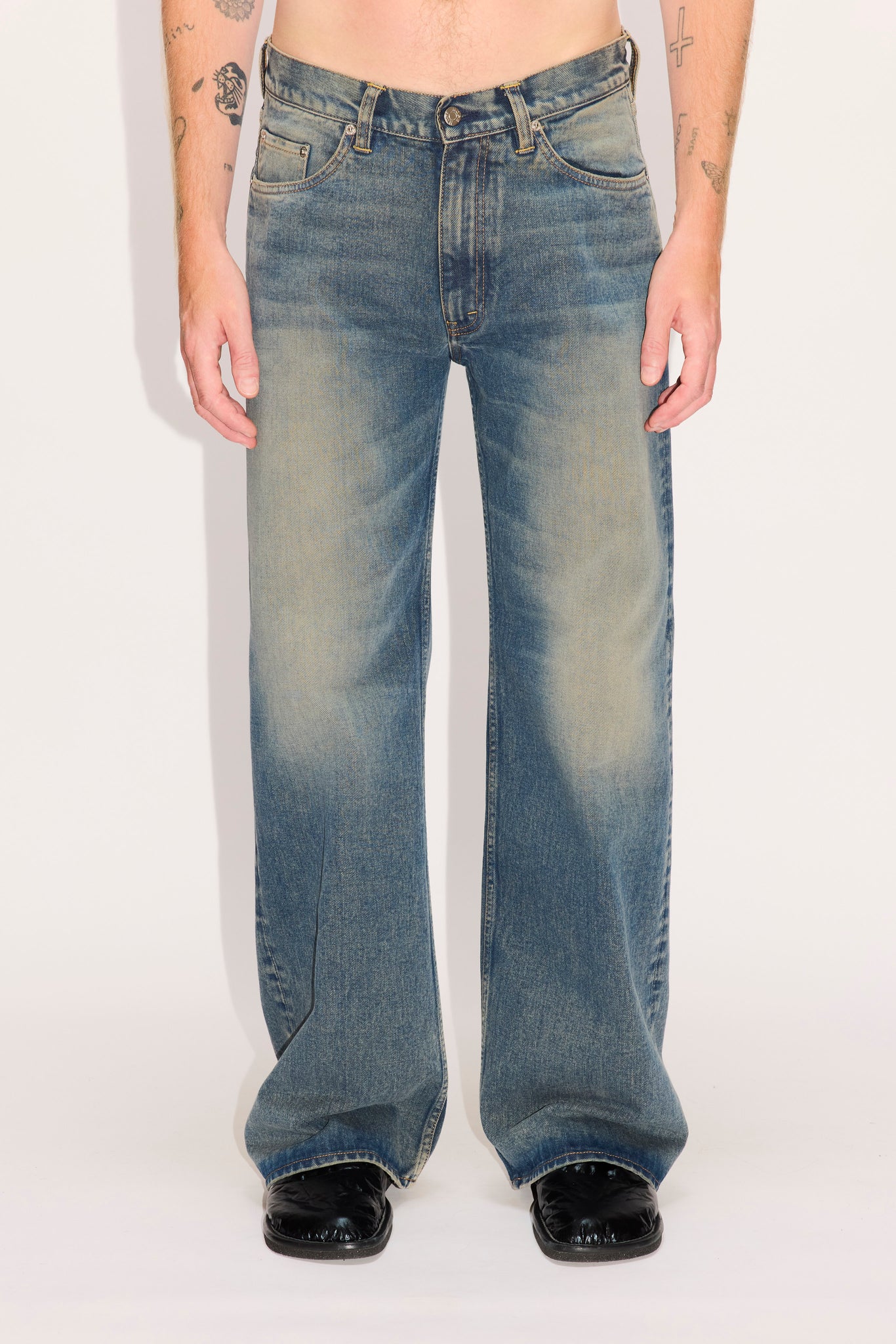 Low-Waist Wide-Leg Jeans