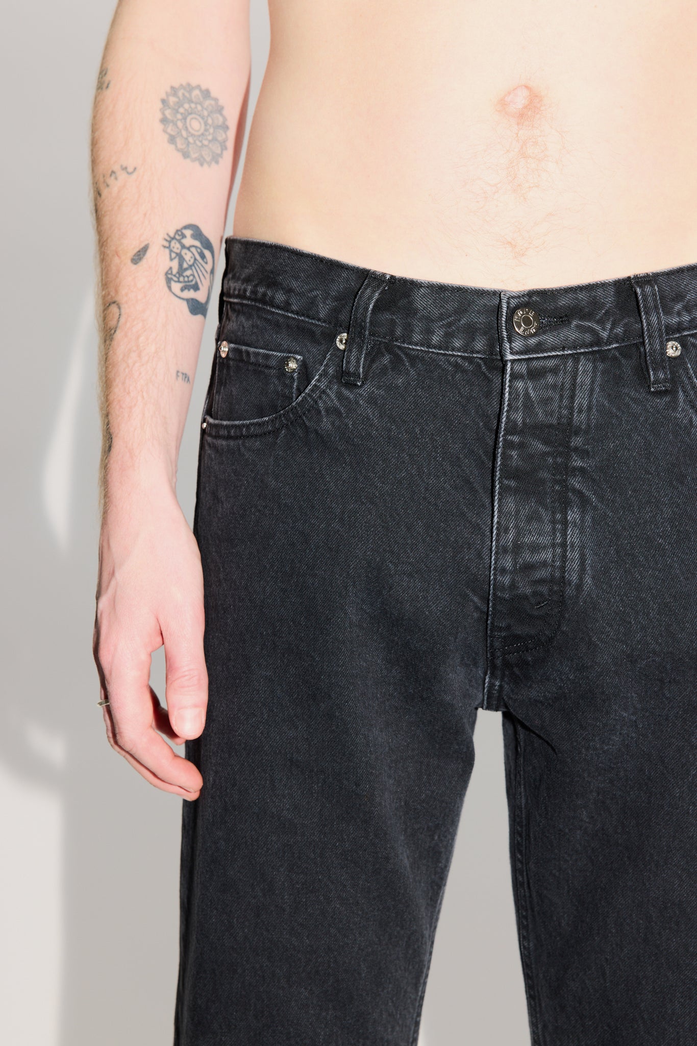 パンツ HOPE Stockholm rush jeans Relaxed Bootcut - Rush Jeans in Wasted Black – HOPE STHLM