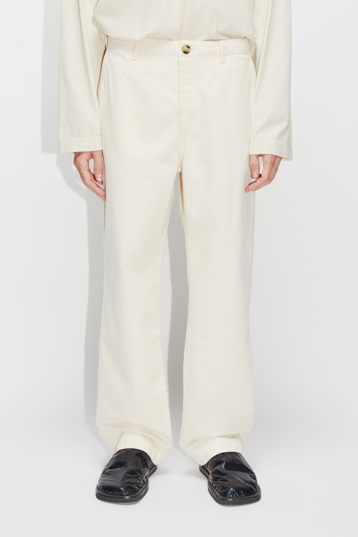 Woven Mid Rise Solid Pocket Straight Leg Trousers With Belt