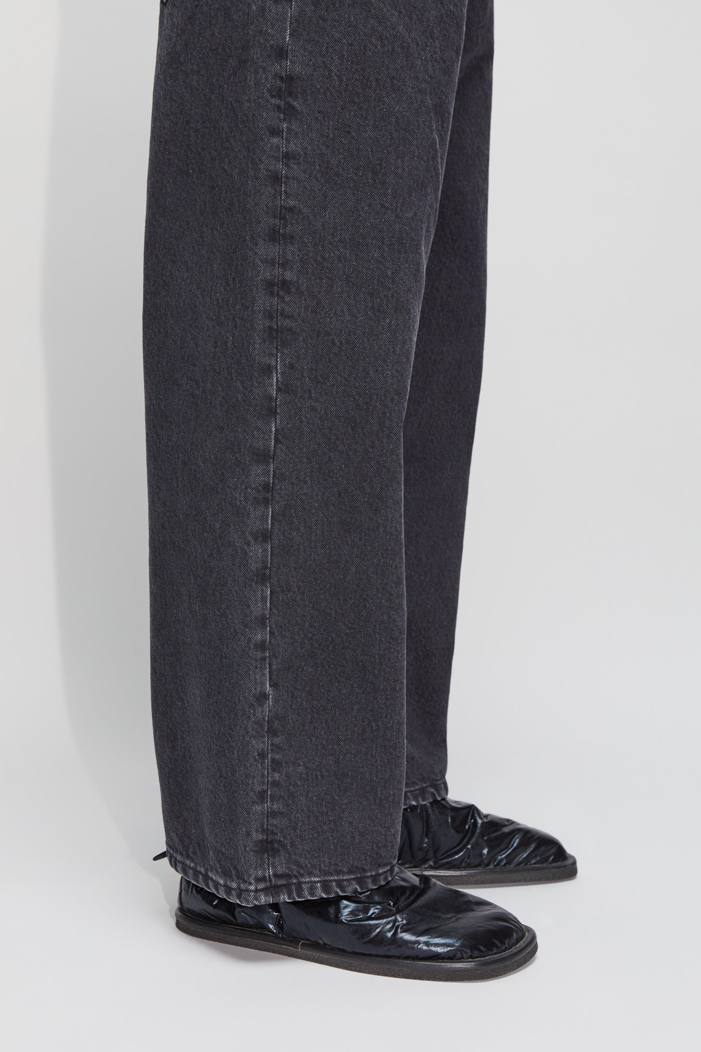 Wide-leg Cropped Jeans in Washed Black – HOPE STHLM