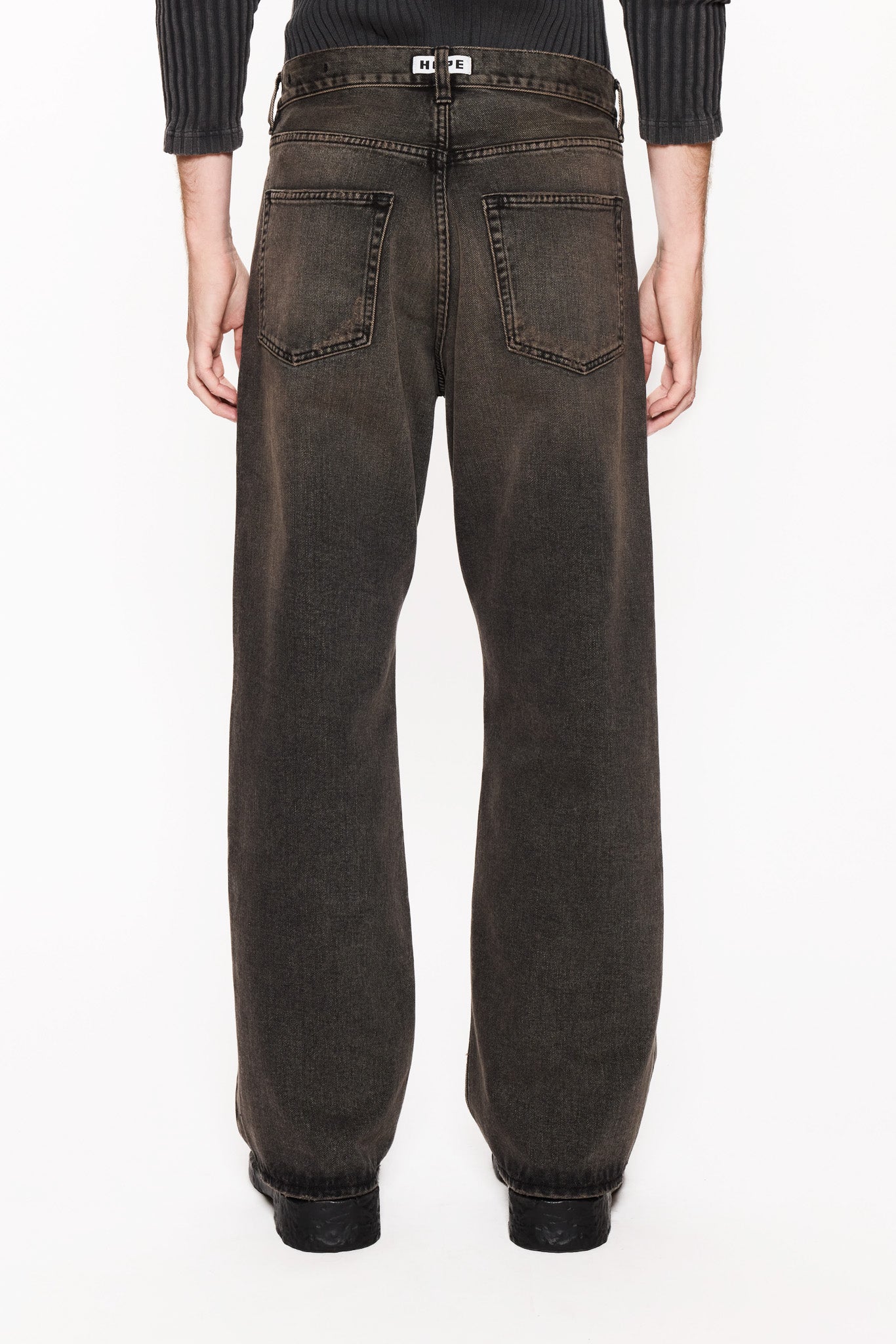 Loose-Fit Jeans in Dirty Black Vintage – HOPE STHLM