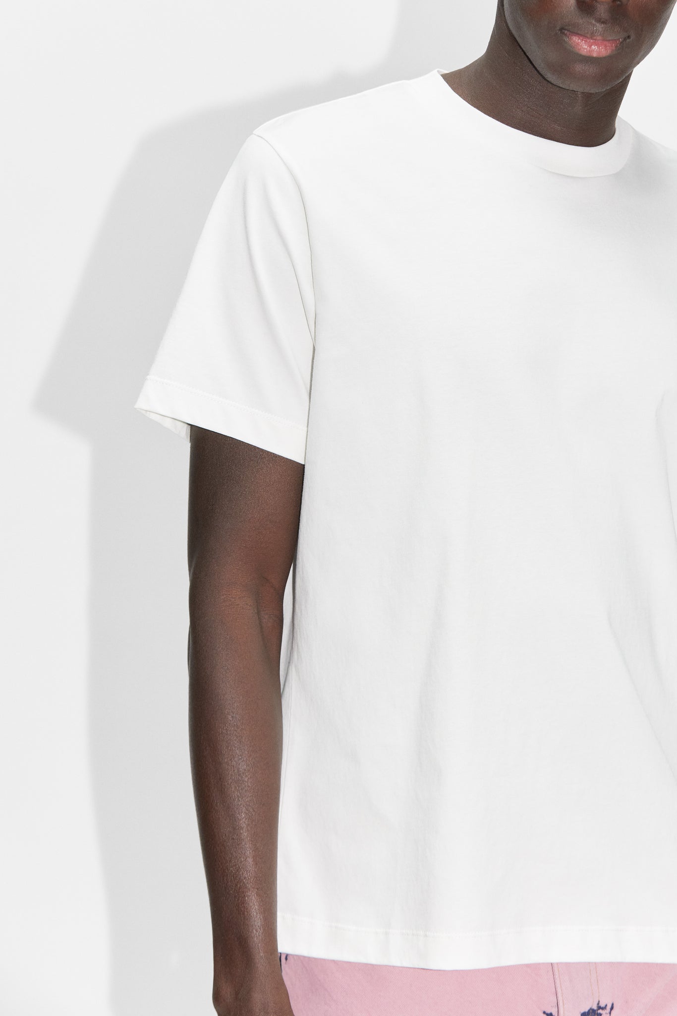 STHLM Faded Black Off in & Relaxed T-shirt White Neck HOPE Crew –